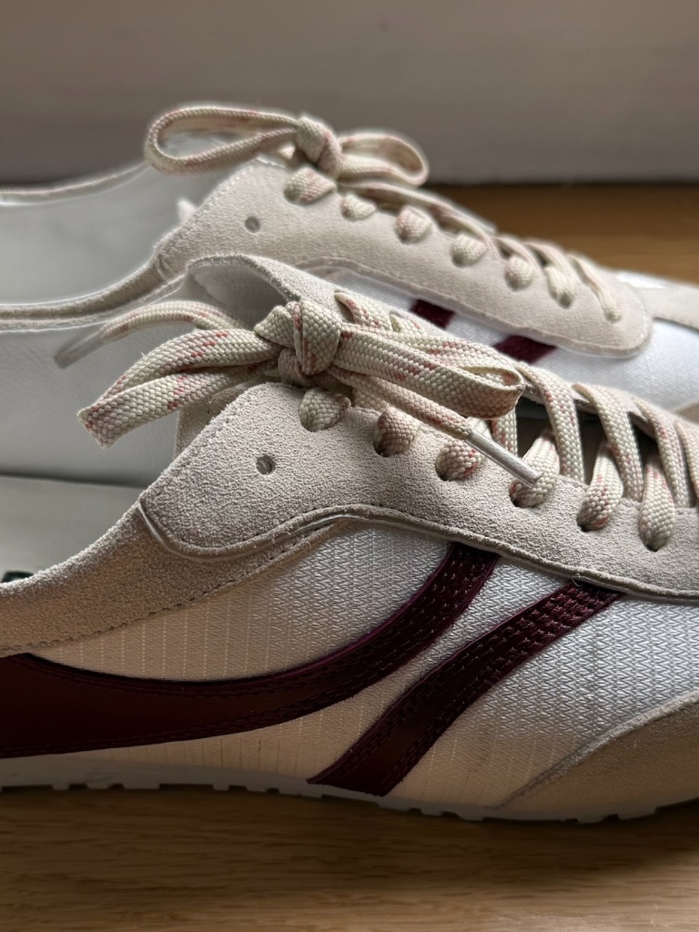 BIBI LOU Mizar Sneakers in Burgundy/Light Cream